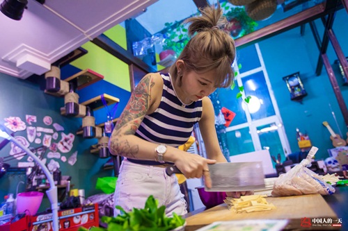 Trắng đêm cùng nữ thợ xăm TQ kiếm hơn 100 triệu/tháng - 6