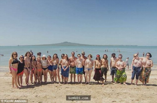 40 nữ sinh khoe ngực trần trên bãi biển Mỹ gây chú ý - 1