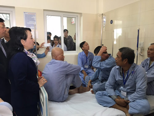 Nhũng nhiễu bệnh nhân, 7 nhân viên y tế Bệnh viện K bị cảnh cáo - 1
