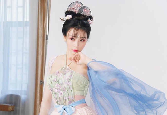 Đầu tháng 9 vừa qua, loạt ảnh hậu trường của Liễu Nham trong Hồi đáo Minh triều đương vương gia (Ngược về thời Minh làm vương gia) gây xôn xao dư luận.