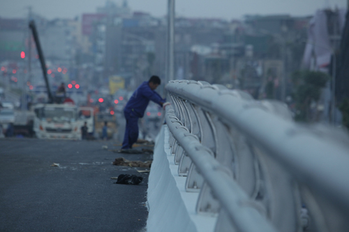 HN: Cận cảnh cầu vượt dầm thép “khủng” trước ngày thông xe - 12