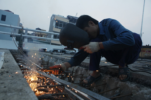 HN: Cận cảnh cầu vượt dầm thép “khủng” trước ngày thông xe - 11