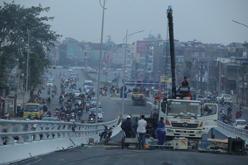 HN: Cận cảnh cầu vượt dầm thép “khủng” trước ngày thông xe - 10