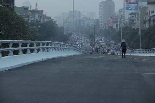 HN: Cận cảnh cầu vượt dầm thép “khủng” trước ngày thông xe - 9