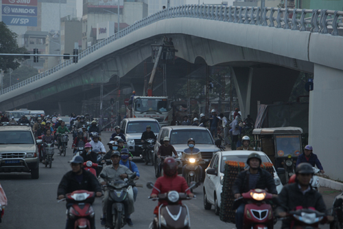 HN: Cận cảnh cầu vượt dầm thép “khủng” trước ngày thông xe - 13