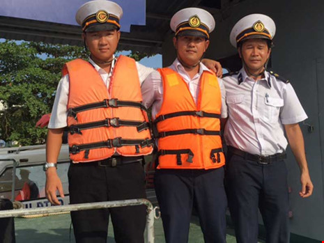 Nhân viên cảng vụ chuyên cứu người nhảy sông Sài Gòn - 1