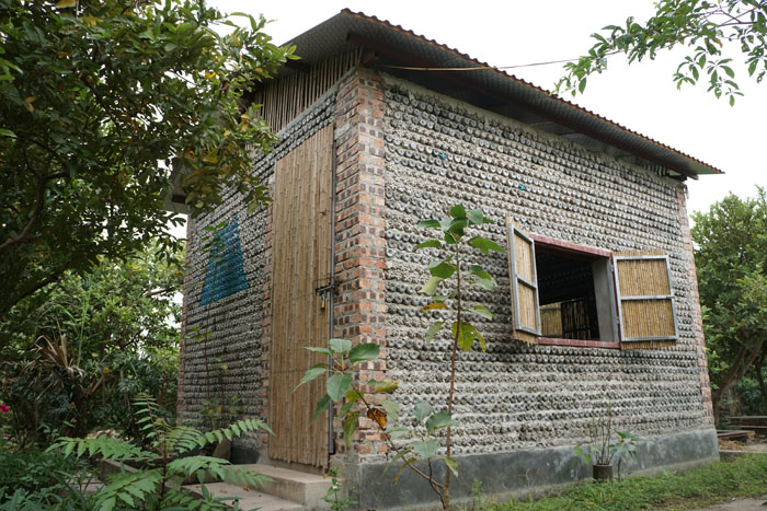 Hiếm có khó tìm: Ngôi nhà làm từ 8.800 chai nhựa ở Việt Nam - 1