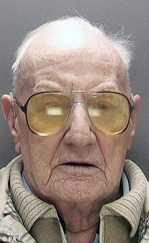 Cụ ông 101 tuổi ngồi tù 13 năm vì lạm dụng tình dục - 1