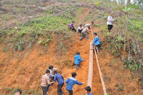 Phía sau bức ảnh em bé Mông có gương mặt nhem nhuốc - 9