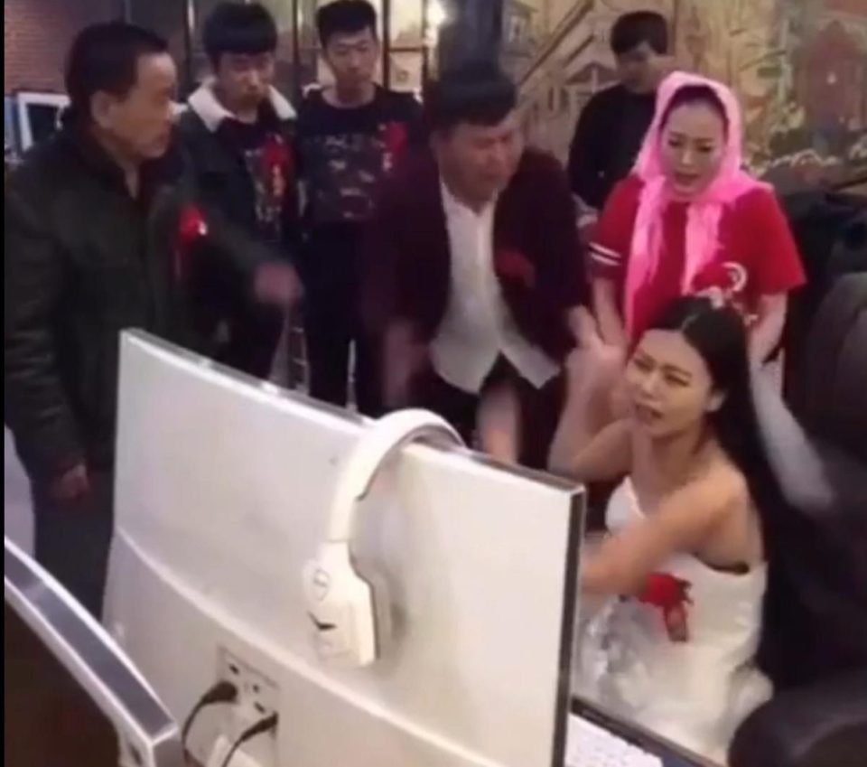 Cô dâu bị lôi xềnh xệch ra đám cưới vì nghiện game - 1