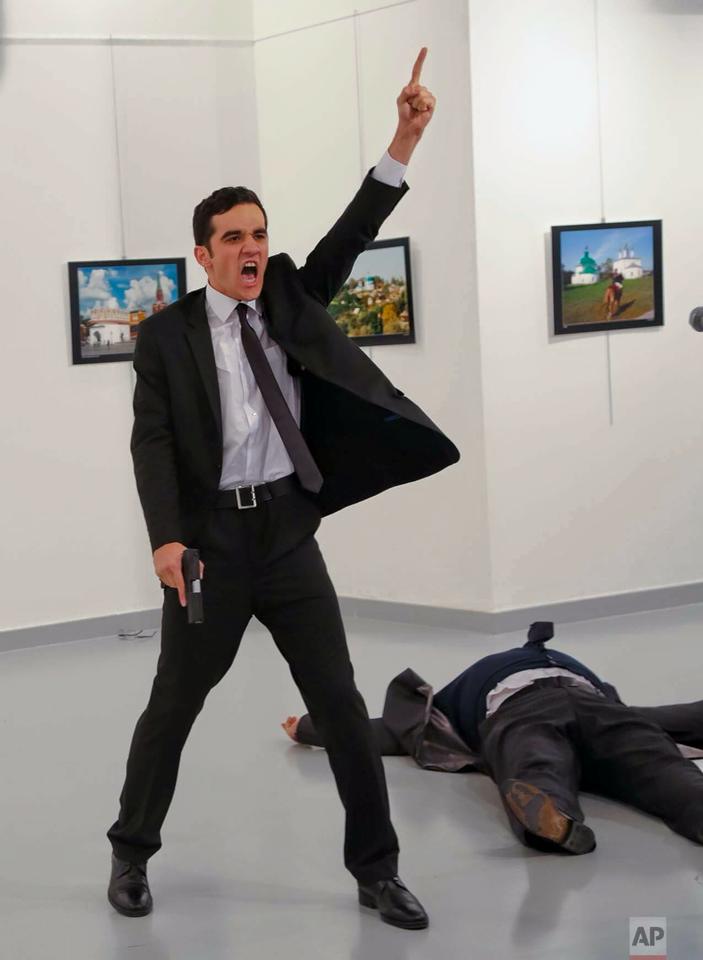Khoảnh khắc phóng viên AP đối mặt kẻ bắn chết đại sứ Nga - 1