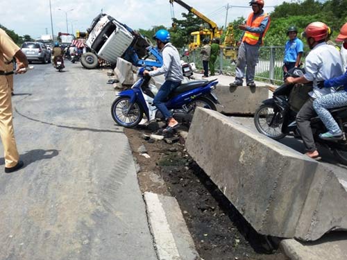 Tai nạn liên tiếp trên dốc cầu &#34;tử thần&#34;, người đi đường khiếp sợ - 8