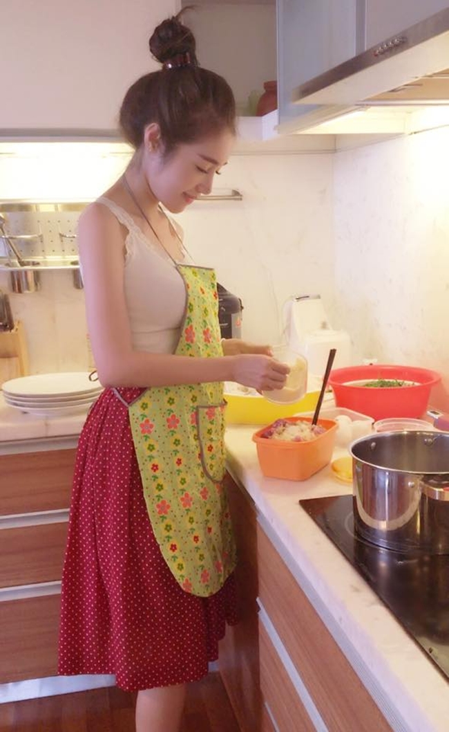 Hình ảnh bà mẹ Elly Trần ăn mặc kín đáo, đảm đang vào bếp khiến nhiều người thích thú.