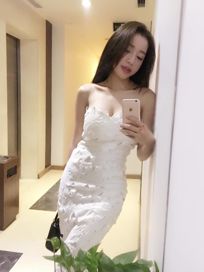 Elly Trần vẫn đi theo phong cách thời trang gợi cảm song đã có phần tiết chế hơn so với thuở còn con gái.