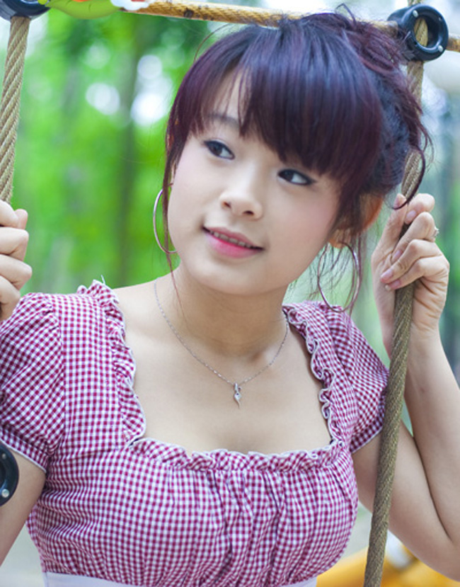 Huyền Baby là một trong những hot girl đình đám ở Hà Nội với gương mặt búp bê xinh xắn.