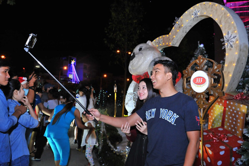 Giới trẻ đổ xô đến chụp ảnh tại con đường mùa đông độc đáo - 1