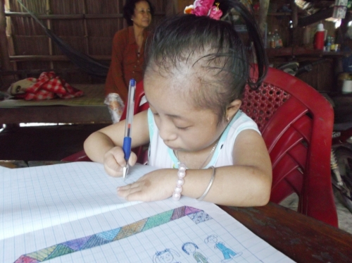 &#34;Người nhỏ nhất hành tinh&#34; ở Vĩnh Long giờ ra sao? - 2