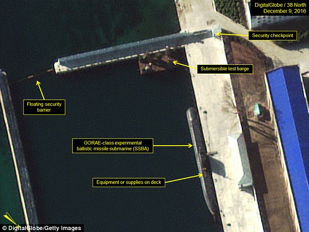 Chuyên gia: Triều Tiên sắp hạ thủy tàu ngầm hạt nhân - 1