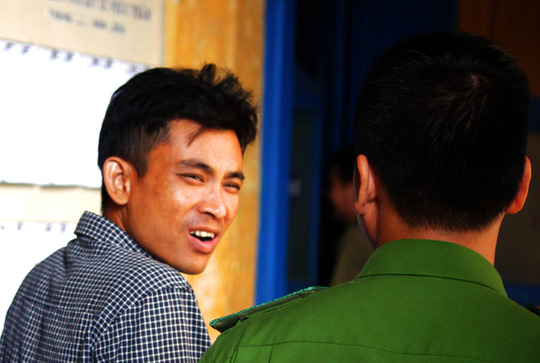 Được thiếu nữ ôm, nam thanh niên làm liều - 1