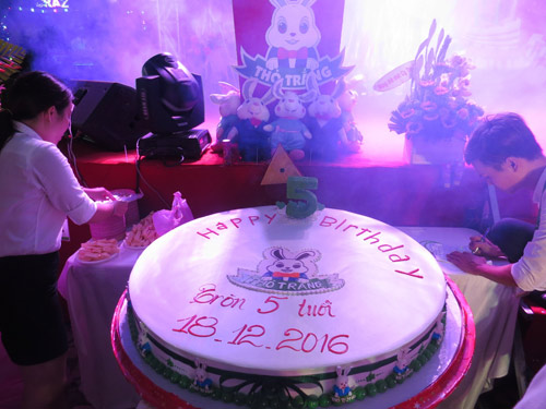 Bánh kem Thỏ Trắng khổng lồ - Thu hút giới trẻ - 4