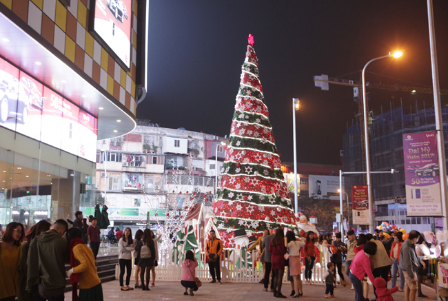 Khu Trung tâm thương mại trên đường Phạm Ngọc Thạch (quận Đống Đa) cũng là địa điểm thu hút người dân dịp Giáng sinh. Cây thông ở đây cao hàng chục mét, được trang trí rực rỡ với hàng ngàn bóng đèn, hạt cườm được gắn xung quanh.