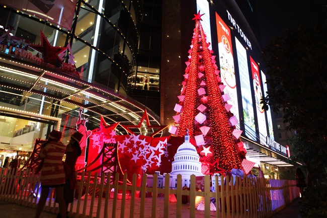 Cây thông Noel cao gần 20m, được trang trí với hàng ngàn bóng đèn, hộp quà rực rỡ. Bên cạnh đó là mô hình Nhà Trắng và tượng Nữ Thần Tự Do (Mỹ), tại một tòa nhà cao tầng trên đường Nguyễn Chí Thanh (quận Ba Đình).