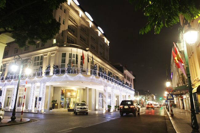 Dàn đèn trang trí lung linh trước mặt tiền một khách sạn trên phố Tràng Tiền (quận Hoàn Kiếm, Hà Nội).