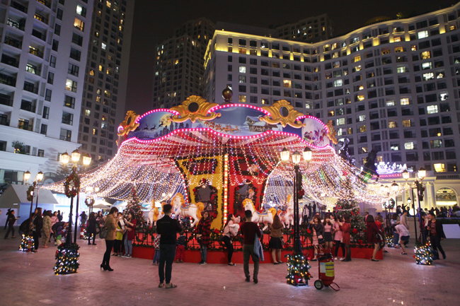 Trung tâm Royal City (quận Thanh Xuân) thu hút khá đông người dân đến vui chơi trong dịp Noel, với nhiều trò chơi hấp hẫn và các tiểu cảnh trang trí bắt mắt.