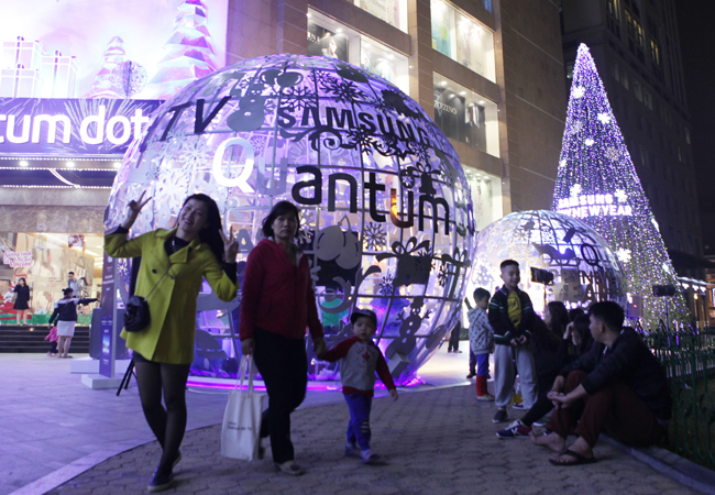 Khu Vincom Bà Triệu (quận Hai Bà Trưng) cũng là địa điểm thu hút người dân đến vui chơi dịp Giáng sinh.