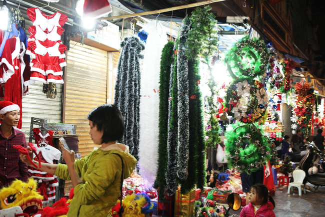 Phố Hàng Mã vào thời điểm này rực rỡ ánh đèn và sắc đỏ ấm áp. Đây được coi là khu phố cung cấp nhiều mặt hàng trang trí dịp Noel tại Hà Nội.