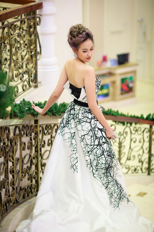 Huyền My, Chi Pu "sáng" hơn sao nhờ váy trong suốt - 6