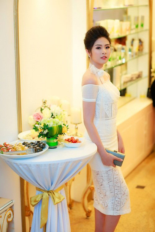 Huyền My, Chi Pu "sáng" hơn sao nhờ váy trong suốt - 4