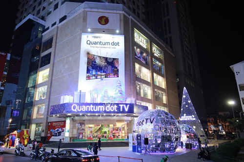 Ngắm Giáng sinh xanh rực rỡ khắp Sài Gòn, Hà Nội - 1