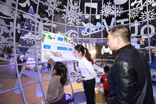 Ngắm Giáng sinh xanh rực rỡ khắp Sài Gòn, Hà Nội - 4