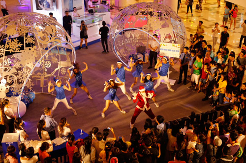 Ngắm Giáng sinh xanh rực rỡ khắp Sài Gòn, Hà Nội - 5