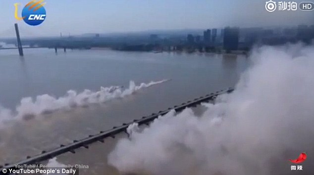 Video: Binh sĩ TQ xây cầu dài hơn 1.000 mét trong 27 phút - 1