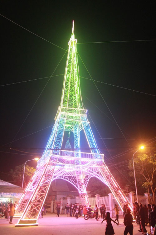 Dân dựng &#34;tháp Eiffel&#34; cao 34m độc nhất vô nhị đón Noel - 4
