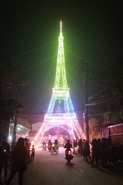 Dân dựng &#34;tháp Eiffel&#34; cao 34m độc nhất vô nhị đón Noel - 1