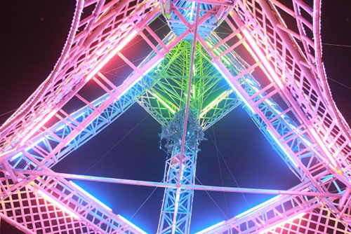 Dân dựng &#34;tháp Eiffel&#34; cao 34m độc nhất vô nhị đón Noel - 2