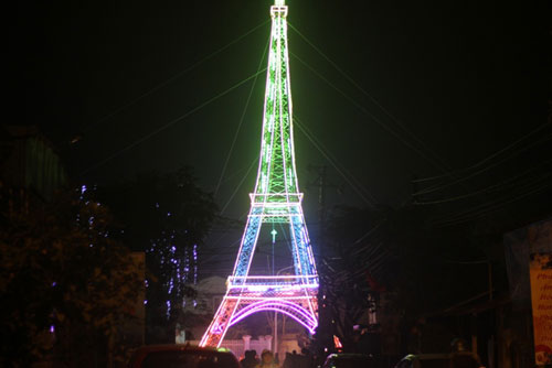 Dân dựng &#34;tháp Eiffel&#34; cao 34m độc nhất vô nhị đón Noel - 8