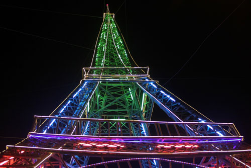 Dân dựng &#34;tháp Eiffel&#34; cao 34m độc nhất vô nhị đón Noel - 5