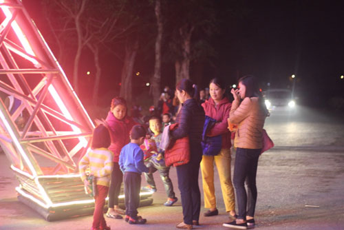 Dân dựng &#34;tháp Eiffel&#34; cao 34m độc nhất vô nhị đón Noel - 6