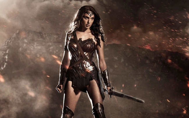 Hình ảnh nữ chiến binh gợi cảm Wonder Woman của Gal Gadot trong Batman v Superman: Dawn of Justice khiến phái mày râu mê mẩn. Không chỉ sexy, mạnh mẽ, cô còn sở hữu khả  năng chiến đấu vô cùng đáng gờm.