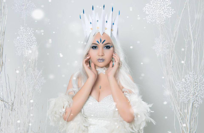 "Hot girl thổ dân" Hứa Phạm Linda cũng "nhanh tay" tung ra bộ ảnh đón Giáng sinh.&nbsp;