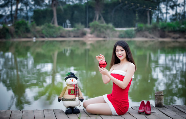 Cô nàng diện váy ngắn màu đỏ - màu đặc trưng của ngày lễ Giáng sinh (ảnh: Huy Hoàng).&nbsp;