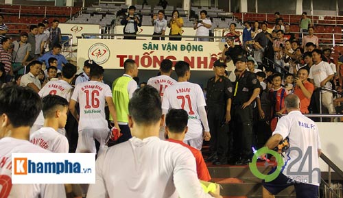 U21 HAGL thắng đậm, fan ùa vào sân &#34;săn&#34; Xuân Trường - 11