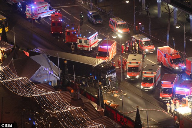 Video khoảnh khắc xe tải tử thần lao vào đám đông ở Đức - 1