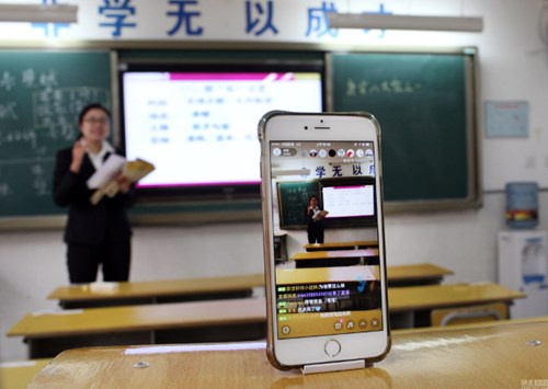 Giáo viên Trung Quốc live stream giảng bài cho học sinh ở nhà vì ô nhiễm - 1