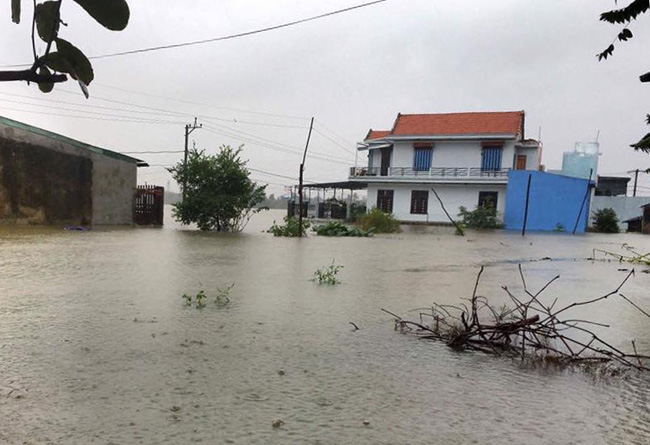 Bão Nock-ten hướng vào Biển Đông, Trung Bộ lại hứng lũ - 1