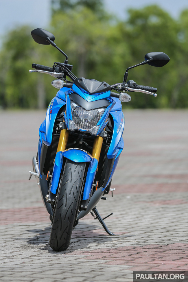 Đèn pha thể thao được gắn thêm hai bóng đèn LED nhỏ càng tôn thêm sự quyến rũ cho GSX-S1000.